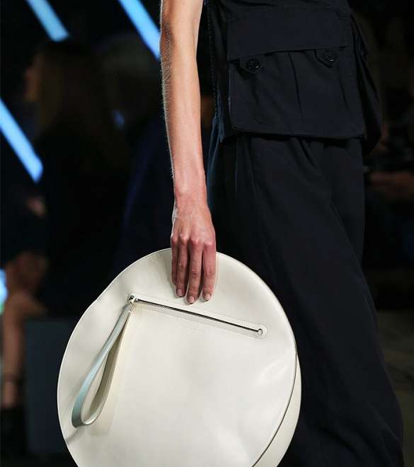 اعتمدي موضة الحقائب المدورة في صيف 2015