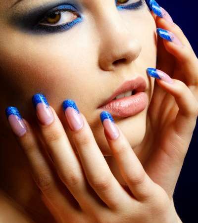 مكياج أزرق بين العينين والأظافر