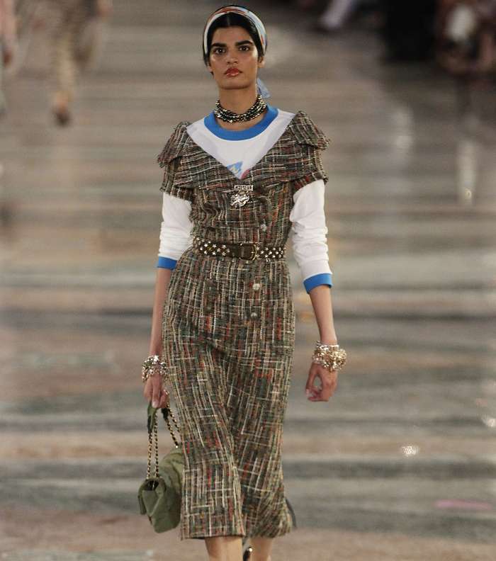 موضة الفساتين التويدية فوق الـ Tshirt من CHANEL كروز 2017