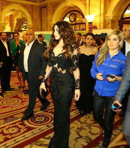 هيفاء وهبي في فستان أسود من الدانتيل