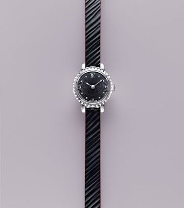 تالقي بساعة TAMBOUR MONOGRAM BIJOU من لويس فويتون