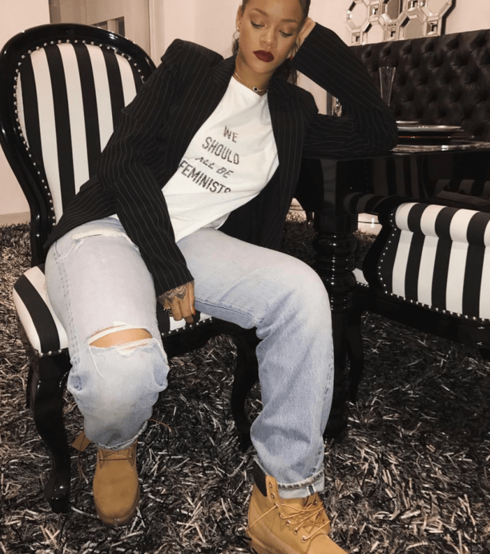 ريهانا تعتمد التي شيرت الاشهر في عالم الموضة من ديور مع الجينز البوي فرند