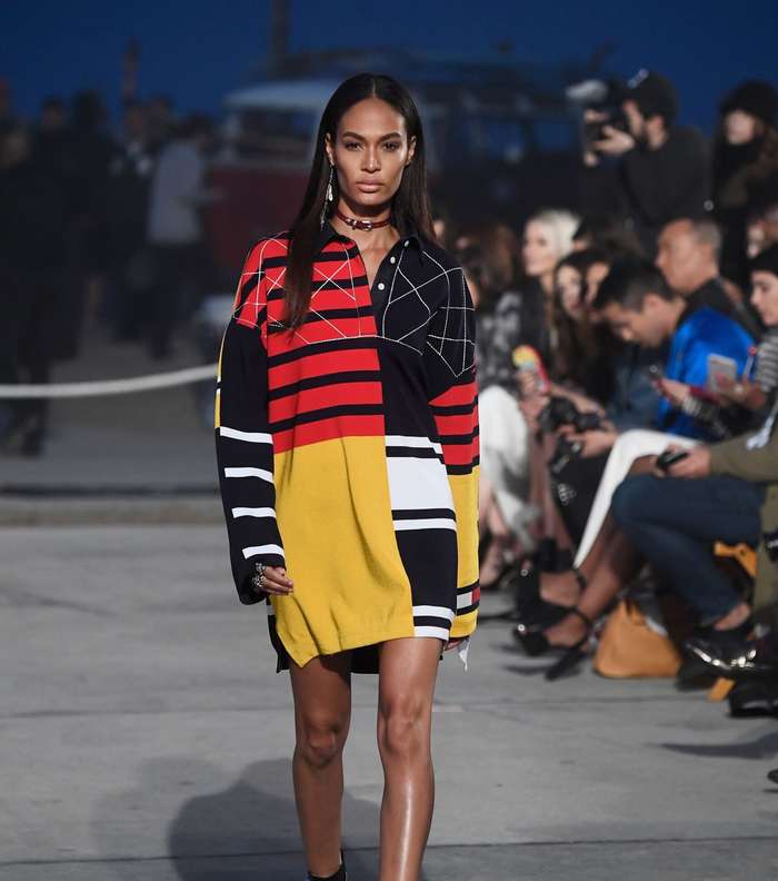 القميص باسلوب الفستان بالقماش المقلم من تومي هيلفيغر لصيف 2017