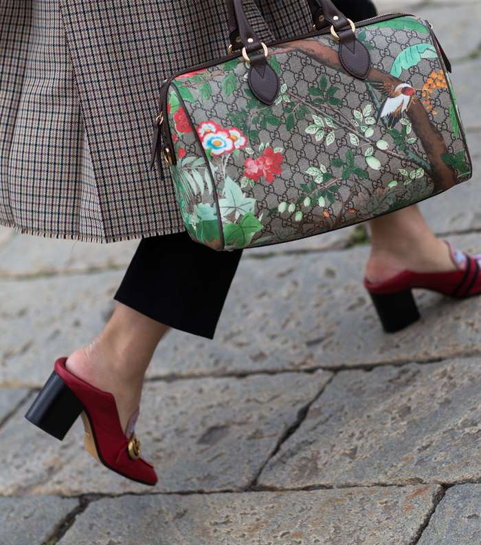 حقيبة غوتشي المطبعة وحذاء الـ Loafer بالكعب العريض من شوارع ميلانو