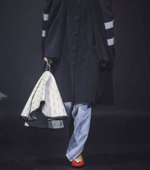 التصاميم بالقصة الواسعة تسيطر على مجموعة علامة بلانسياغا Balenciaga الجديدة لصيف 2018
