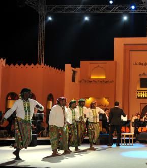 بلقيس أحمد فتحي مع الفرقة الموسيقية على مسرح مرجان 