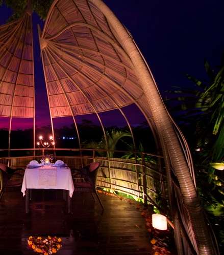 الحميميّة الرومنسيّة تحيطان بالمكان