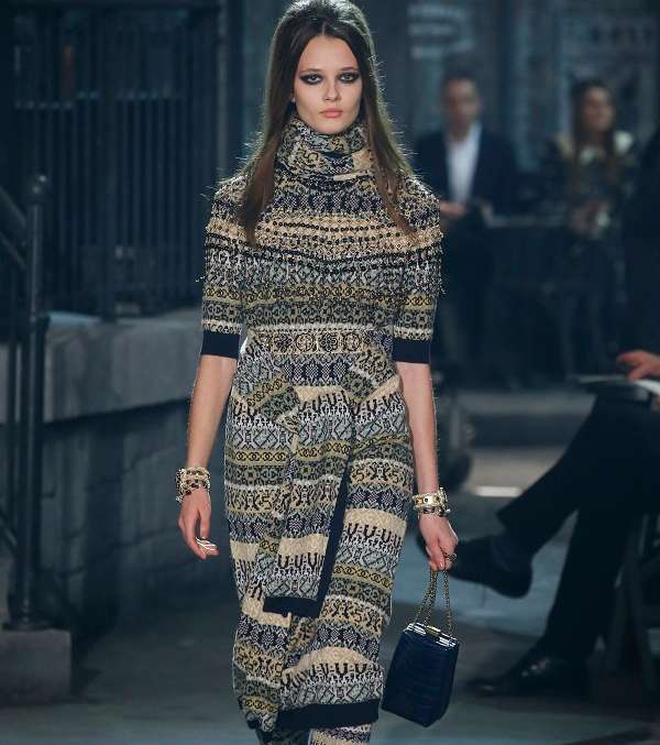 موضة الفساتين الصوفية الطويلة من مجموعة CHANEL Metiers D'art 2015