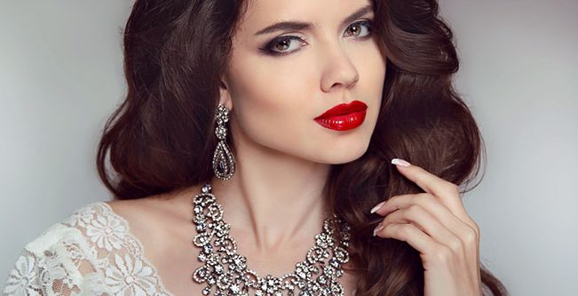 نصائح للعروس عند وضع احمر الشفاه الاحمر يوم الزفاف