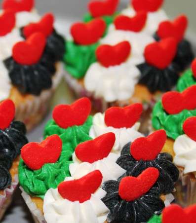 الكب كيك المزين بالقلب الأحمر