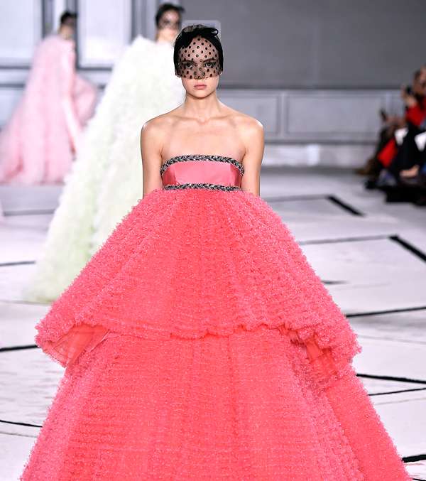 من الفساتين التي لفتتنا في اسبوع الازياء الراقية والتي نتوقع رؤيتها على السجادة الحمراء، فستان جيامباتيستا فالي