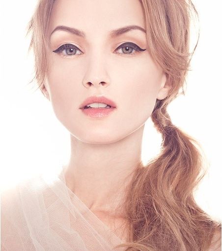 تسريحة ذيل الحصان الجانبيّة
