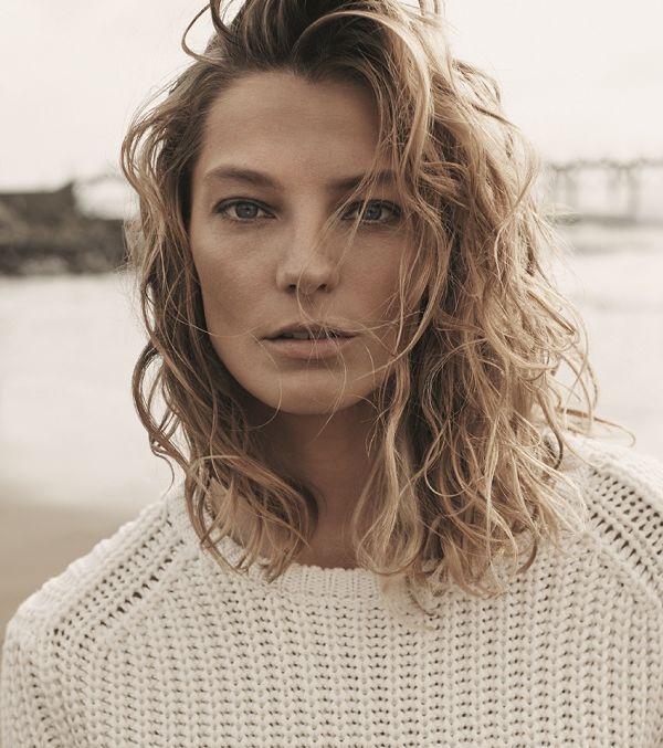 داريا ويربوي في جلسة تصويرية على الشاطئ