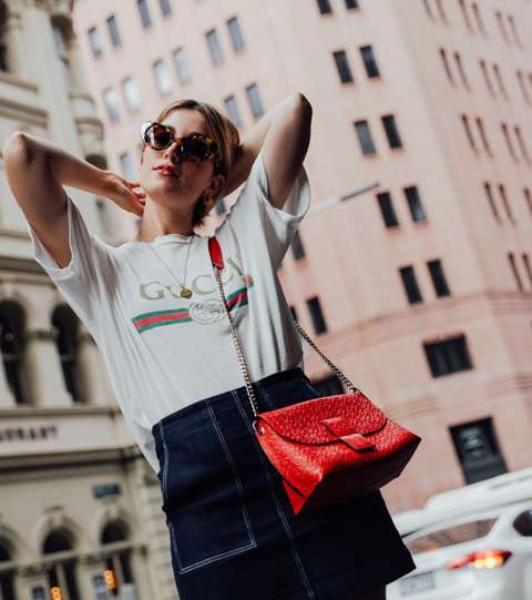 نسقي T shirt غوتشي المطبعة بشعار العلامة مع تنورة الدنيم بقصة الـ A Line