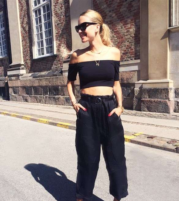 من اللوكات المميّزة التي يمكن أن تعتمديها، السروال مع التوب القصيرة