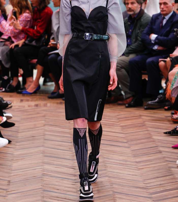 الفستان الرسمي بالرباط الرفيع وقصة حمالة الصدر فوق قميص التول بالياقة الكلاسيكية من مجموعة برادا Resort 2018