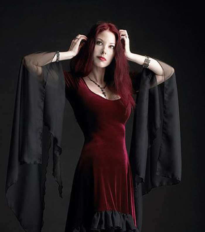 تصفحي موديلات مخمل كم طويل باللون الاحمر