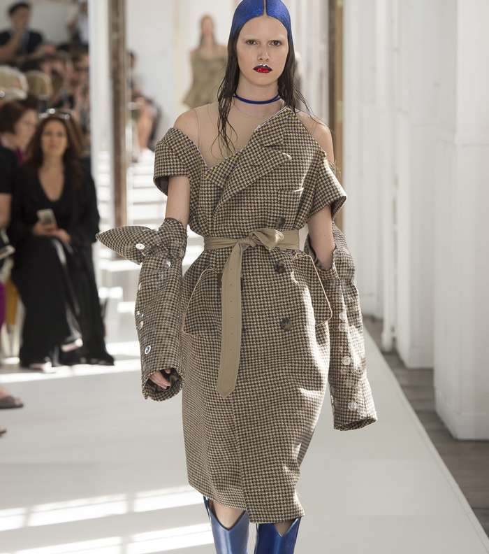 الفستان على شكل معطف الترش بالقماش المقطع والاكمام المنفصلة باسلوب القفازات من Maison Margiela