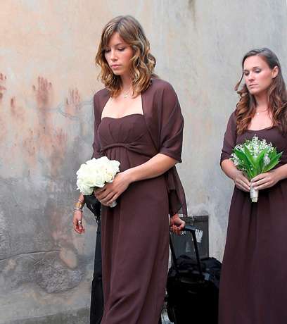 جيسيكا بيل بثوب الوصيفة البني في حفل زفاف بيفرلي ميتشل في العام 2008 