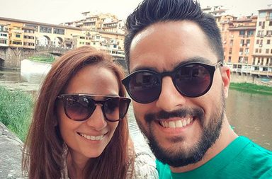 لصاحبات القلوب القوية فقط: شاهدي كيف نظر حسن الشافعي لزوجته يوم خطوبتهما!