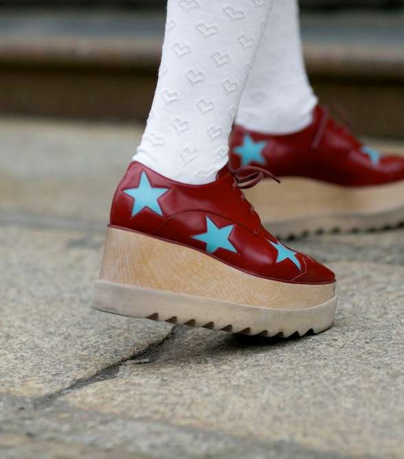 من صيحات الموضة التي اختارتها الفاشينيستا لاسبوع الموضة في ميلانو، حذاء ستيلا مارتني