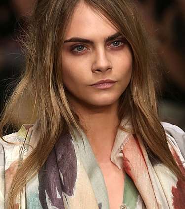 ظلال العيون والشفاه البنفسجية مع Burberry