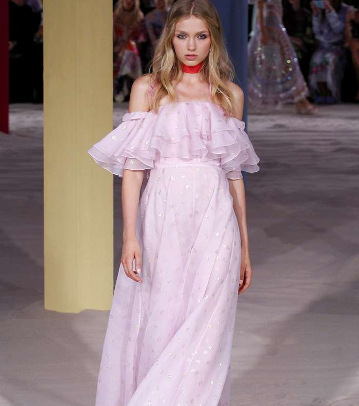 الفستان بقصة الـ Off Shoulder من تمبرلي لندن لصيف 2017