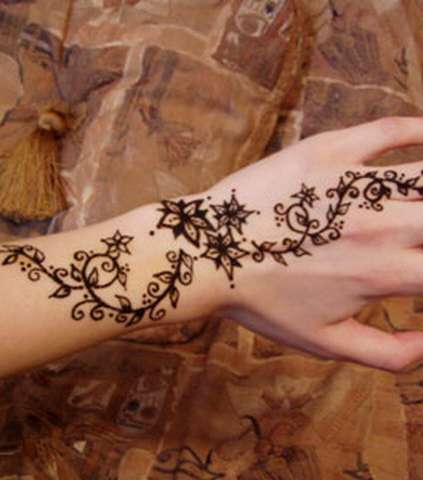 نقش حنة اماراتية على اليد