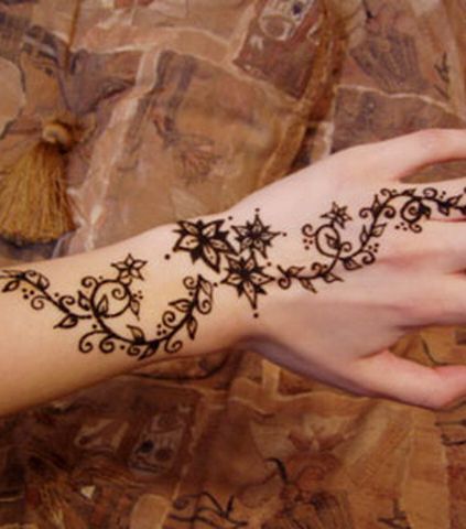 نقش حنة اماراتية على اليد