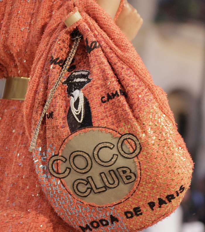 حقيبة الظهر باسلوب الدلو من التويد من CHANEL الكروز 2017