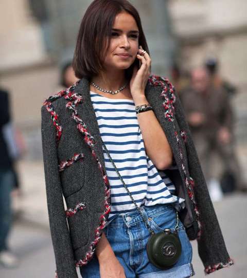 لاطلالة مميزة، نسقي القميص المقلم مع السترة التويدية