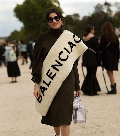 اطلالة بالاقمشة المطبعة من علامة Balenciaga في شوارع باريس خلال اسبوع الموضة