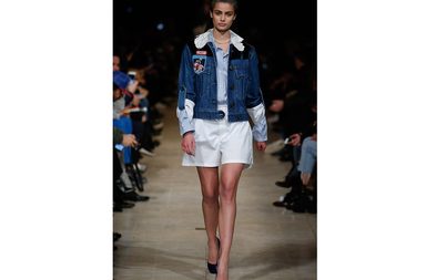 موضة جاكيت الدنيم المطبعة بالرسومات من Miu Miu لشتاء 2017