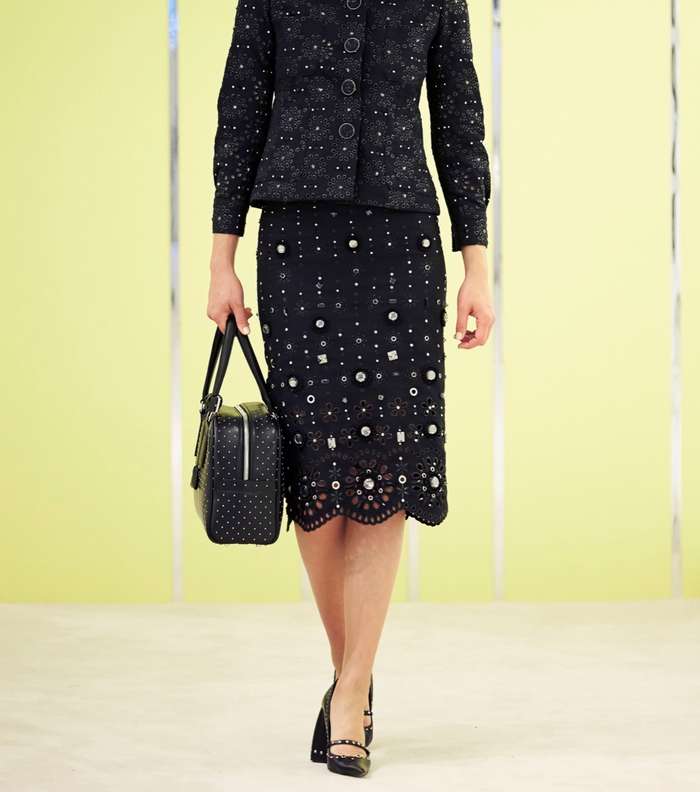 اليك موضة التنورة بالقصة المستقيمة مع السترة القصيرة من مجموعة Marc Jacobs Resort 2016