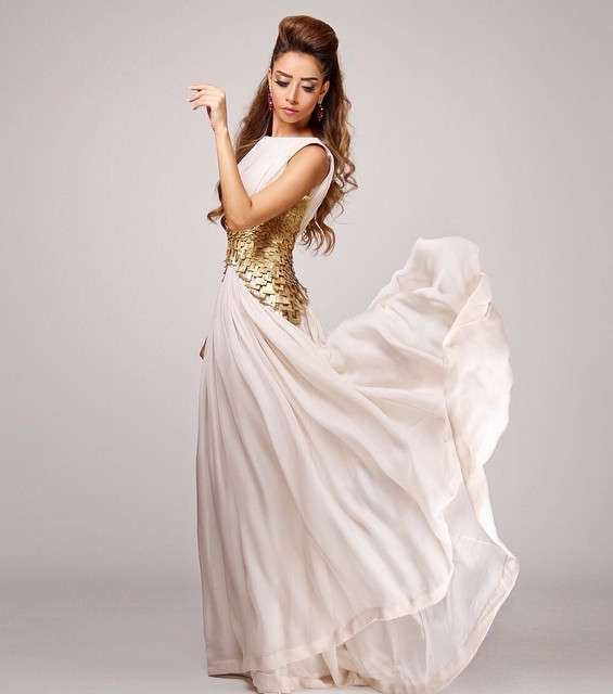 الفستان باللونين الأبيض والذهبي