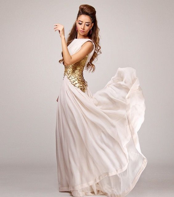 الفستان باللونين الأبيض والذهبي