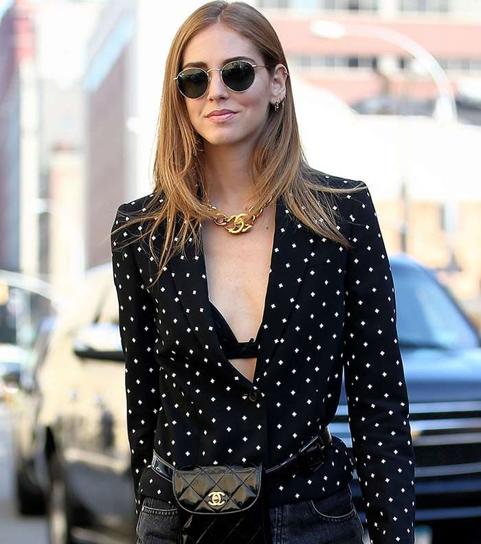 كيارا فيراجني تعتمد حقيبة الحزام من CHANEL
