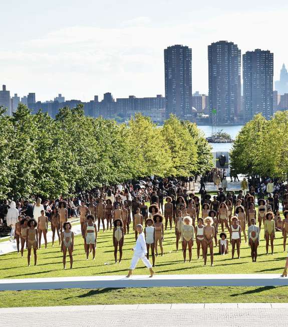 عرض ازياء Yeezy لكانيي ويست من ابرز محطات الموضة في عام 2016