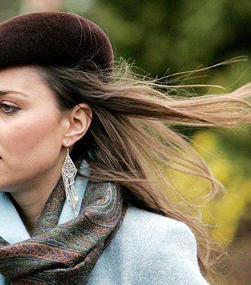 كيت ميلتون بالقبعة الرياضية البنية