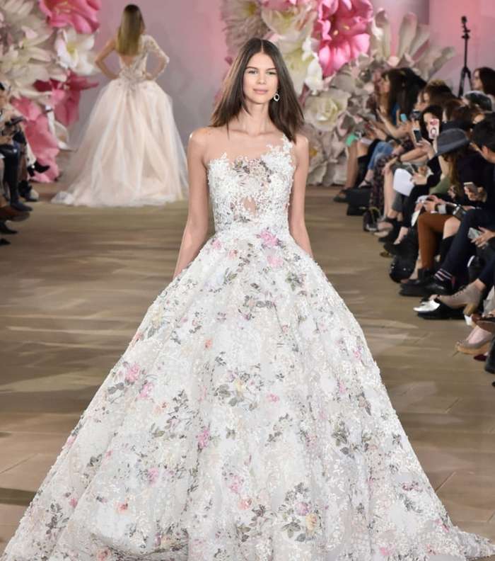 صور اجمل فساتين زفاف ملونة