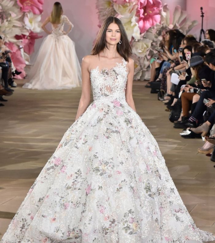 صور اجمل فساتين زفاف ملونة