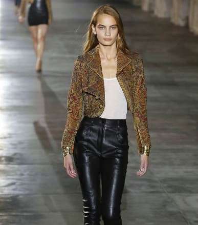 السترة المطبعة مع السروال الجلدي من سان لوران لصيف 2017