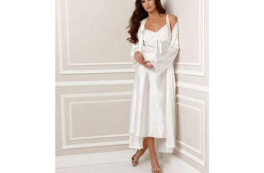 ماذا تلبس العروس عند النوم