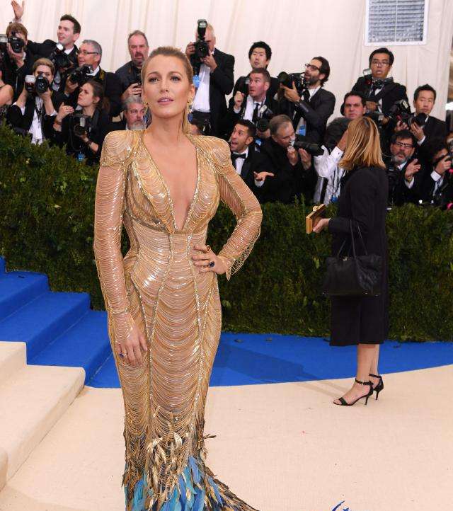 بلايك لايفلي بفستان من Atelier Versace في حفل الميت غالا 2017