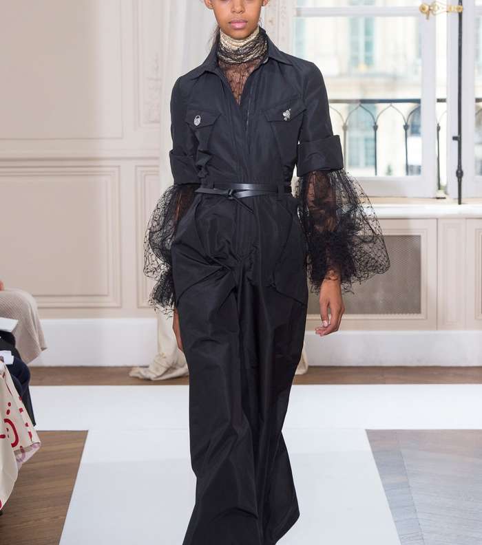 الاوفرول بقصة السروال الواسع والاكمام المزينة بالدانتيل من شياباريلي لشتاء 2018