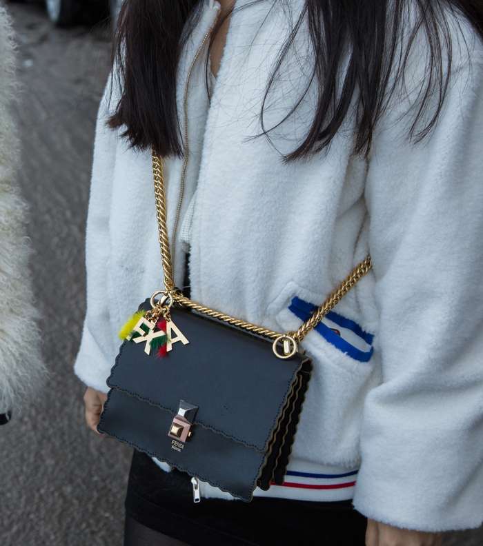 الشقيقتان theabduls تتالقان باجمل شنط فندي Fendi