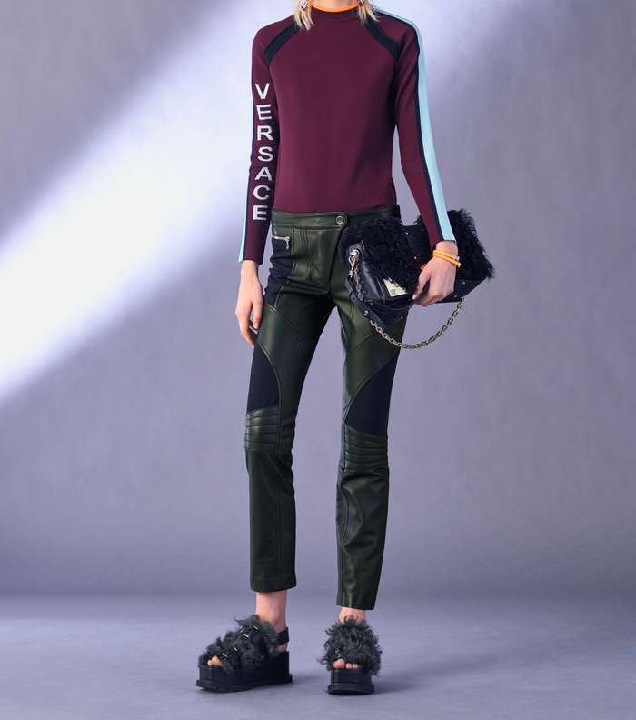 السروال الجلدي باسلوب الدراجة النارية مع الكنزة المطبعة بشعار فيرساتشي من مجموعة ما قبل خريف 2017