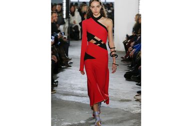 الفستان بقصة الـ cut Out من Proenza schouler لشتاء 2018