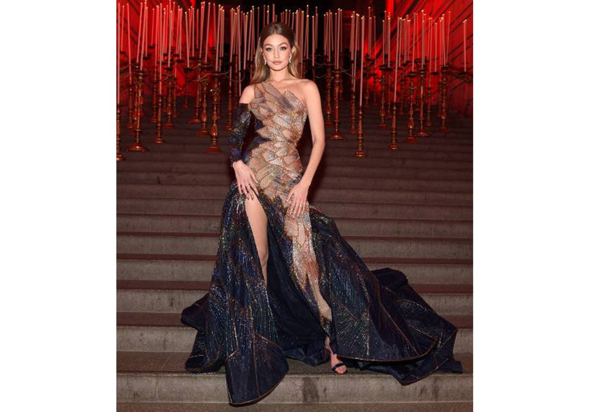 ابعدي احدى اليدين عن جسمك لا سيما ان كنت ترتدين الفساتين الضيقة والملتصقة بالجسم