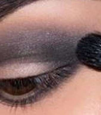 تطبيق مكياج عيون بالصور خطوة خطوة